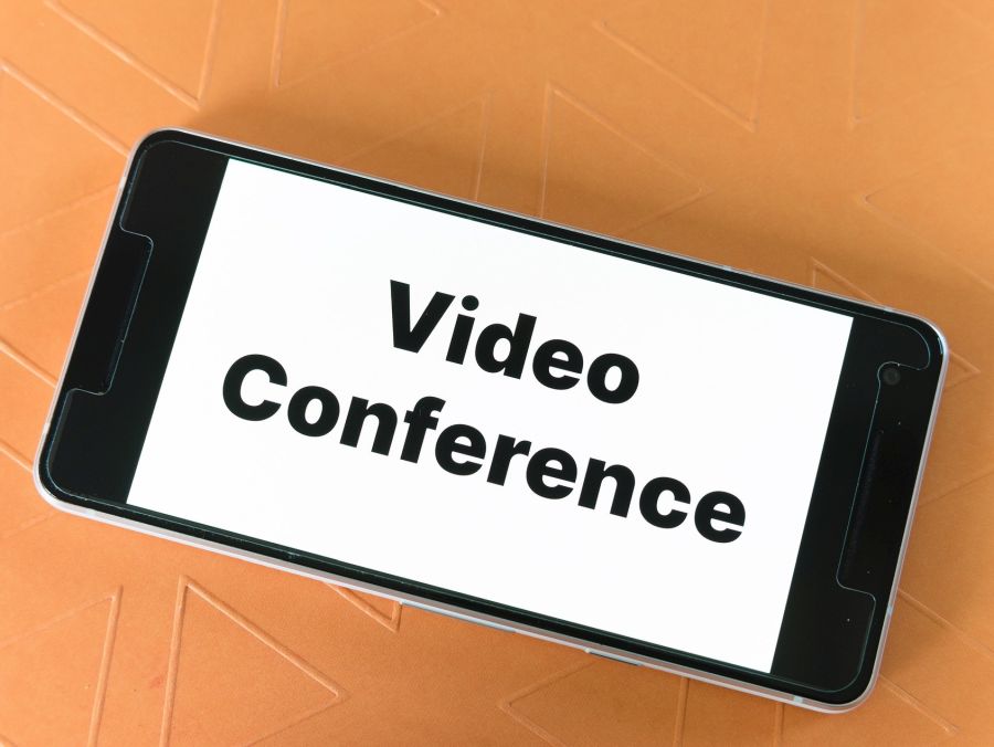 Konferencja online,  webinar czy wideokonferencja - jak  zorganizować krok po kroku