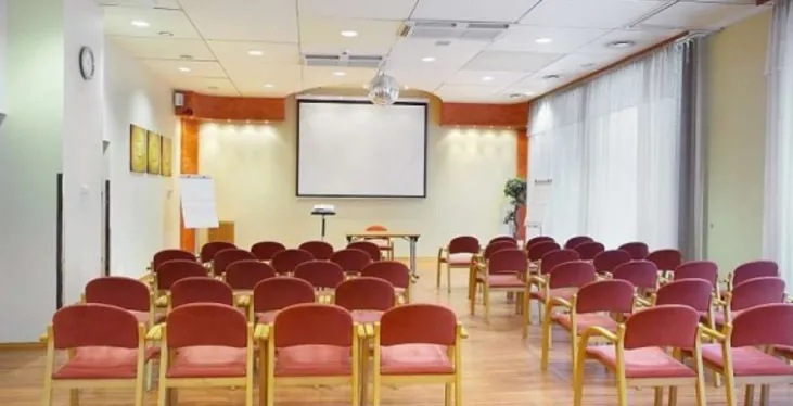 Odnowiona sala konferencyjna, centrum rekreacji i pokoje dla gości