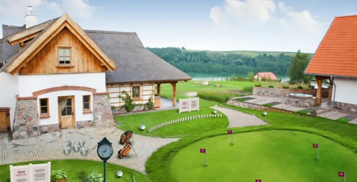 Połączy konferencje z grą w golfa