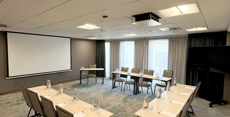 Zorganizuj konferencję w Hampton by Hilton Warszawa Mokotów – teraz z digital signage i Internetem 100+ Mbps