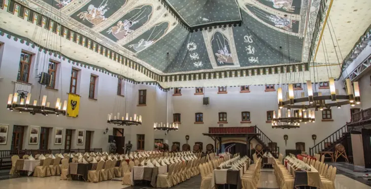 Konferencje na Mazurach w zabytkowych wnętrzach. Poznaj Zamek Ryn!