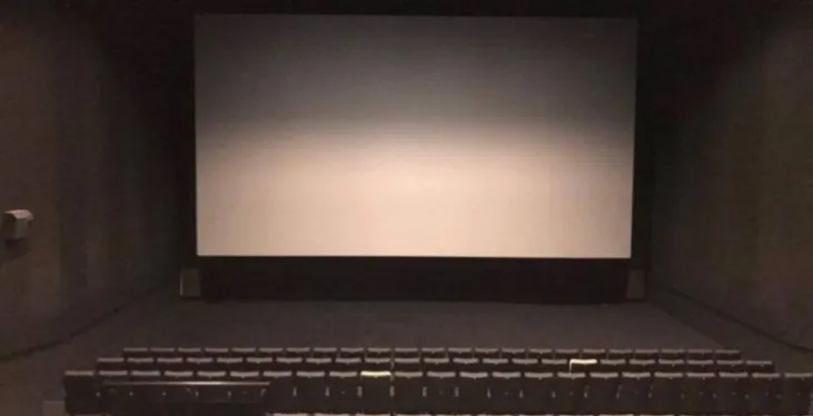 Nowoczesne ekrany w kinie na warszawskiej Pradze