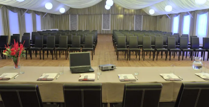 Zorganizuj spotkanie biznesowe w neogotyckim pałacu z XIX wieku