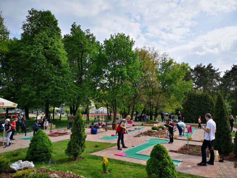 Nowy obiekt sportowy w Holiday Inn w Józefowie – zaproś gości na minigolfa!
