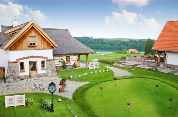 Połączy konferencje z grą w golfa