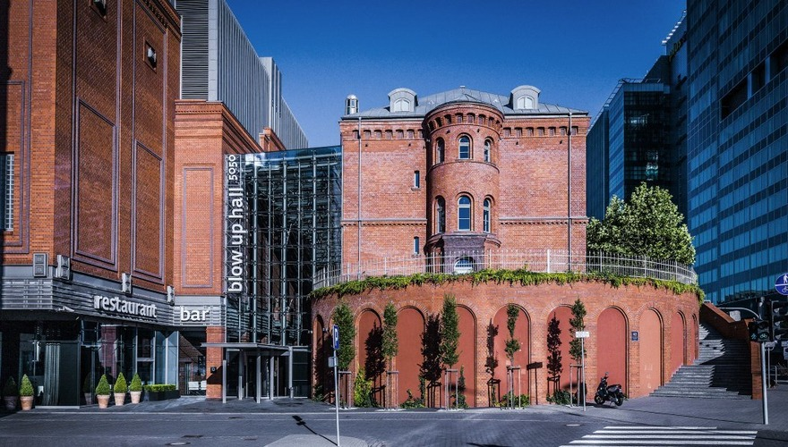 Hotel Blow Up Hall przyjmuje już gości!