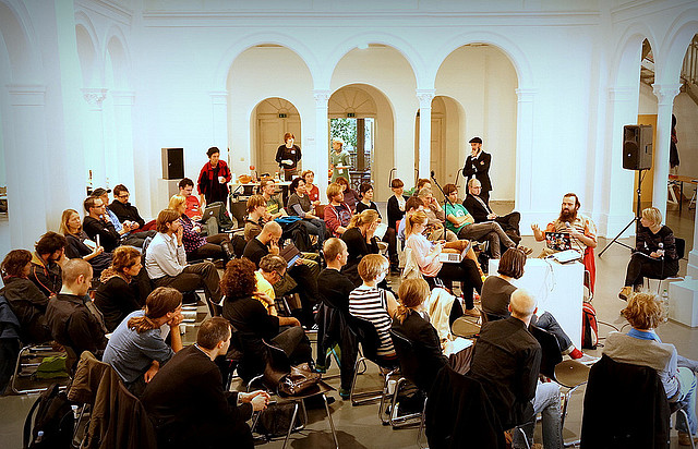 Jak skutecznie dotrzeć do organizatorów konferencji? 6 prostych zasad