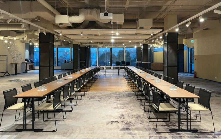 Konferencje i szkolenia nad morzem – zobacz odnowioną Salę Morską w Novotel Gdańsk Marina!