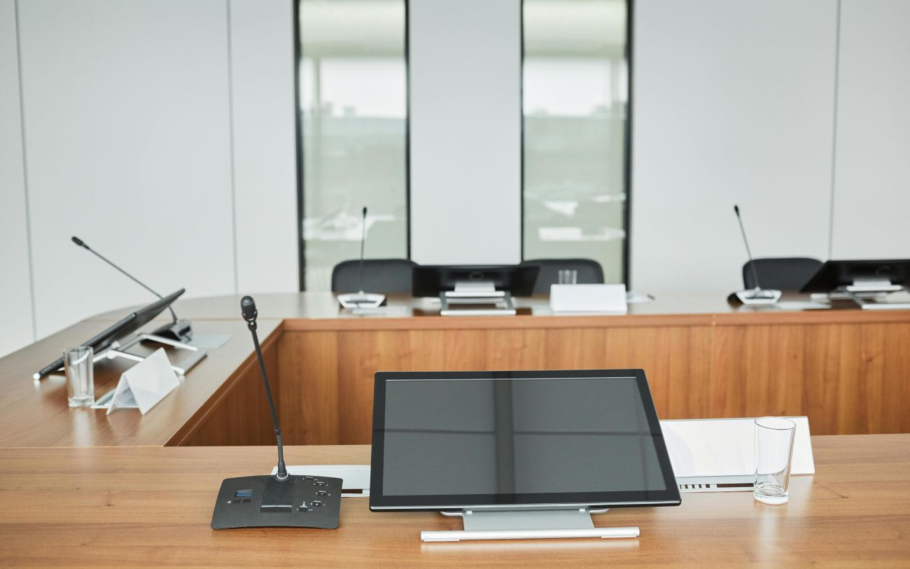 Wyposażenie sali konferencyjnej - jak stworzyć idealne miejsce na spotkania biznesowe?