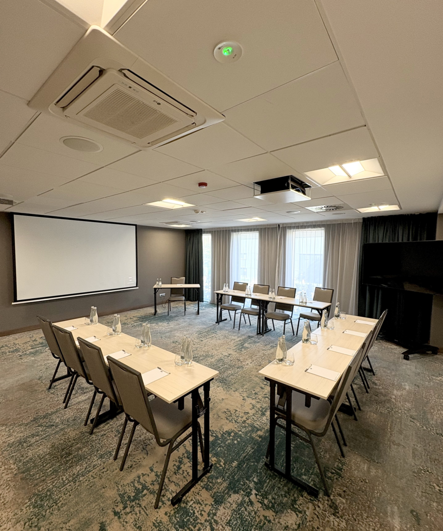 Zorganizuj konferencję w Hampton by Hilton Warszawa Mokotów – teraz z digital signage i Internetem 100+ Mbps