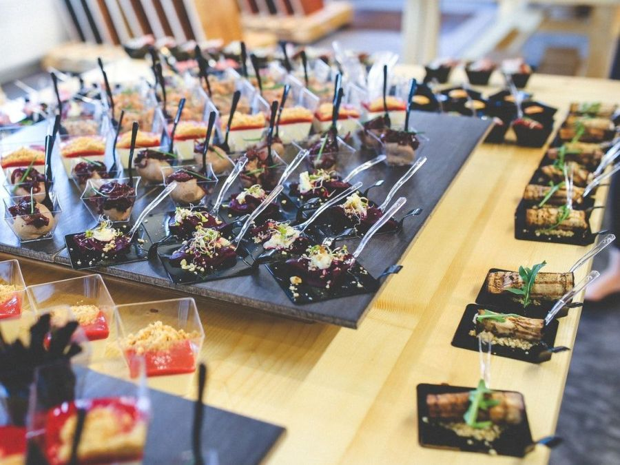 Jak zmniejszyć koszty cateringu podczas konferencji i spotkań biznesowych?