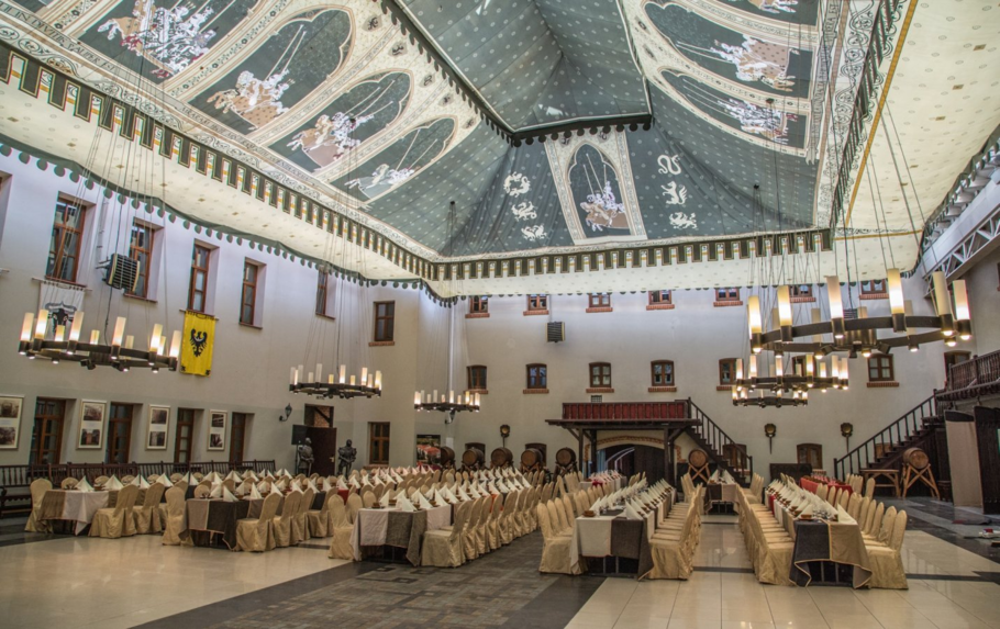 Konferencje na Mazurach w zabytkowych wnętrzach. Poznaj Zamek Ryn!