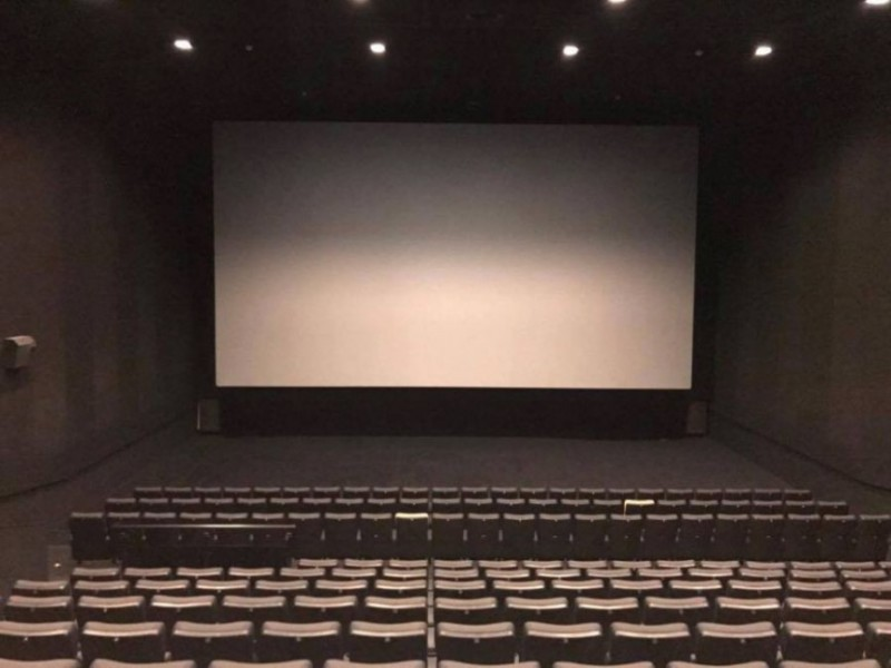 Nowoczesne ekrany w kinie na warszawskiej Pradze