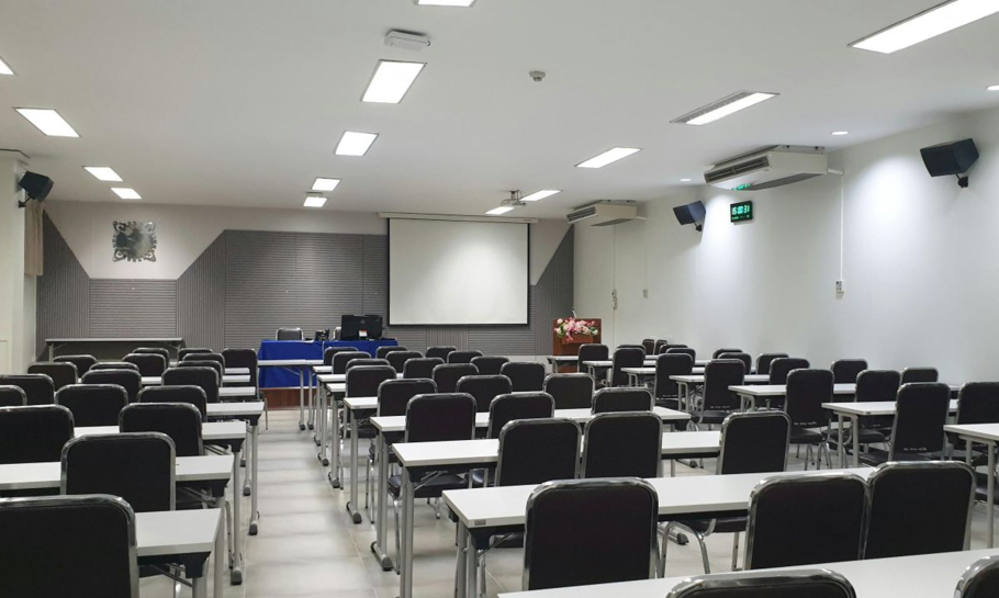 Przemyślana aranżacja sali konferencyjnej – jak zaprojektować idealne miejsce na spotkania?