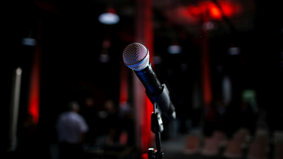 Kim jest konferansjer i jak zacząć pracę w tym zawodzie? Poznaj zarobki, obowiązki i wymagania!