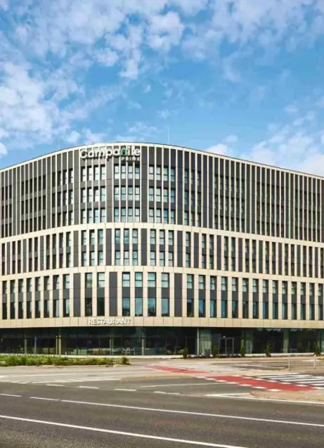 Warszawa zyskała nowy adres dla organizatorów spotkań. 9 czerwca działalność rozpoczął kompleks Campanile PRIME Warsaw Airport – Premiere Classe, który powstał w miejscu dawnego Sangate Hotel Airport. Podczas dni otwartych redakcja konferencje.pl miała okazję jako jedna z pierwszych zobaczyć nowy obiekt, a przede wszystkim jego zaplecze konferencyjne przygotowane z myślą o wydarzeniach różnej skali.
