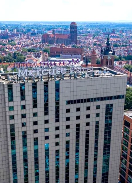 Mercure Gdańsk Stare Miasto to jeden z najbardziej rozpoznawalnych budynków hotelowych w Trójmieście. Podczas wizyty redakcyjnej sprawdziliśmy, jak obiekt z blisko 50-letnią historią odpowiada dziś na potrzeby organizatorów konferencji, bankietów i spotkań firmowych.