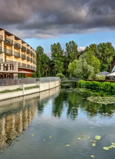 Rozbudowane centrum konferencyjne, Namiot Sferyczny dla 600 osób i 11 hektarów zieleni z licznymi atrakcjami. Odwiedziliśmy Holiday Inn Resort Warszawa Józefów, aby sprawdzić jego zaplecze eventowe i zobaczyć efekty trwającej modernizacji.
