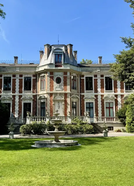 Z redakcyjną wizytą odwiedziliśmy Pałac na Foksal, który działa ponownie od czerwca br. Przekonaliśmy się, że organizatorzy spotkań znajdą tu wszystko, co potrzebne do udanej konferencji czy eventu. To miejsce, w którym każda konferencja, gala czy sesja zdjęciowa zyskuje wyjątkową oprawę. Przyglądamy się bliżej ofercie Pałacu na Foksal.