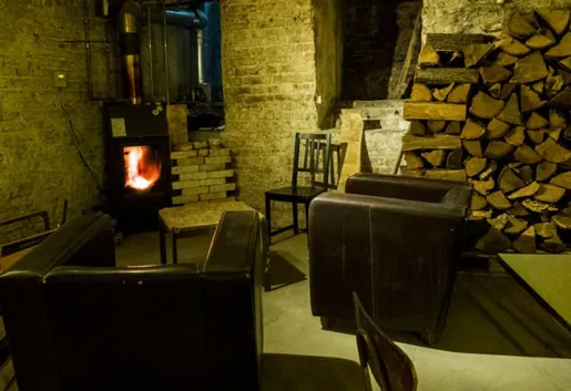 Piwnica z kominkiem