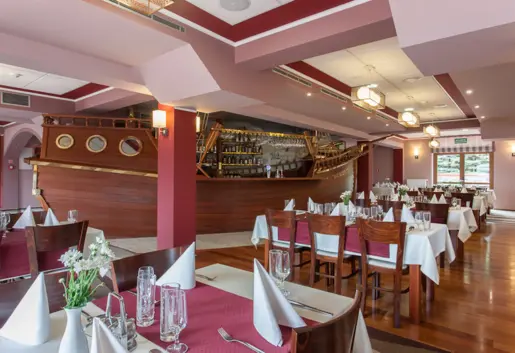 restauracja dla 140 osób z barem w kształcie żaglowca