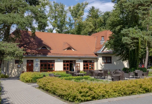 Restauracja i wszystko co w niej znajdziecie,  będzie autorskim projektem naszego zespołu.  Odkryjecie w niej potrawy regionalne z różnych  stron Polski, tak zróżnicowane, jak repertuar  „Mazowsza”
