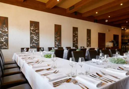 Sala pomieści od 25 do 50 osób, dzięki czemu jest doskonałym wyborem zarówno dla kameralnych uroczystości rodzinnych, jak i nieco większych imprez firmowych.