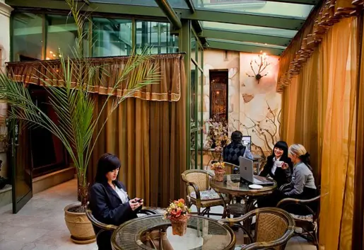 Oranżeria z dostępem do internetu, prasą, kawą i herbatą.