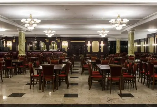 Sala restauracyjna "Pod Arkadami" ze sceną