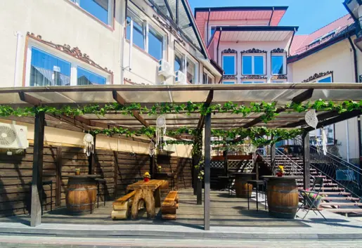 Zapraszamy do naszego nowootwartego ogródka piwnego, gdzie będą mogli Państwo spróbować zimnego piwa rzemieślniczego z naszego browaru lub ugasić pragnienie orzeźwiającą lemoniadą z soku rokitnika!