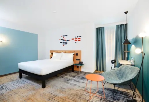 Pokój rodzinny z jednym dużym łożkiem i sofą