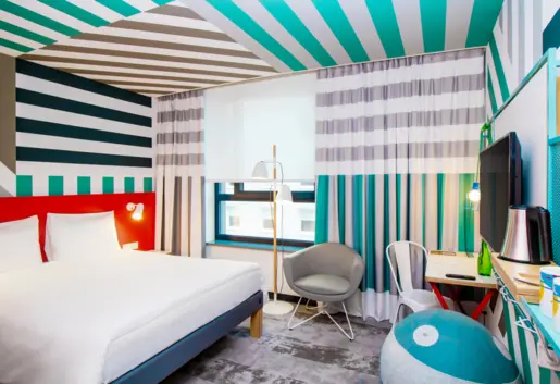 Pokój z jednym dużym łóżkiem dla 1 lub 2 osób