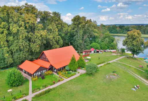 Chata Warmińska nad jeziorem