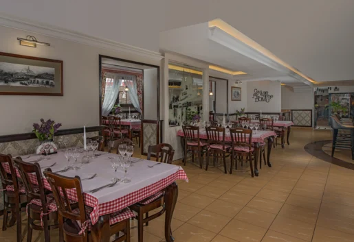 Urządzona w ciepłej tonacji, przytulna, posiadająca bezpośredni dostęp do baru, idealna na rodzinne, jak i towarzyskie nieformalne spotkania.