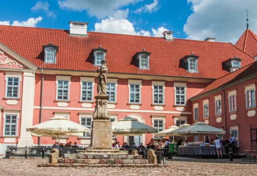 Dziedziniec 2200 mkw.