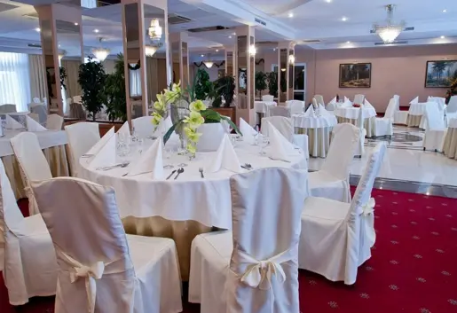 Restauracja w Hotelu Ambasador Chojny Łódź z tarasem zewnętrznym z widokiem na basen.