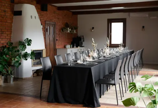 Sala Kominkowa, z możliwością przyjęcia od 25 do 45 gości, znajduje się w odrębnym budynku, co zapewnia prywatność i wyjątkowy klimat spotkań.