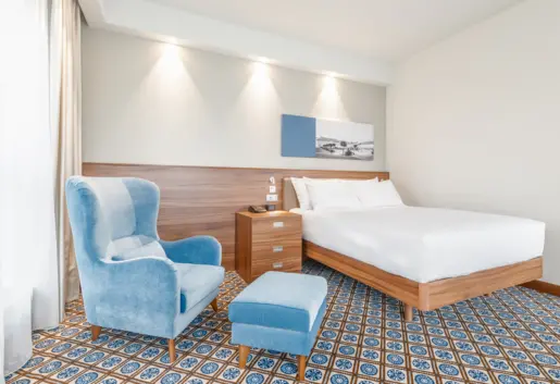 Pokój z łóżkiem typu Queen dostosowany do potrzeb osób niepełnosprawnych