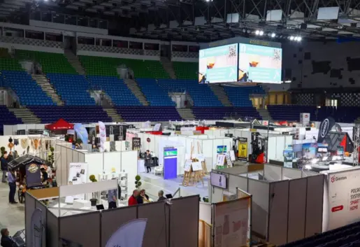 Hala widowiskowo-sportowa - trybuny i płyta