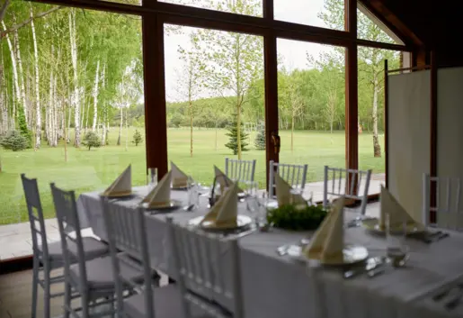 Sala Przysiółek to nasza największa przestrzeń. Wyposażona jest w bezpośrednie wyjście na zewnątrz.