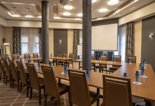 Wnętrze sali z ustawieniem sprzyjającym warsztatom