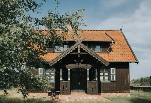 Apartament z kanapą w Domu Zarządcy