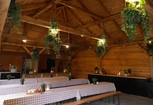 Zestawienie wiaty z przestronnym namiotem gwarantuje komfort i ochronę dla dużej liczby gości, niezależnie od warunków pogodowych.