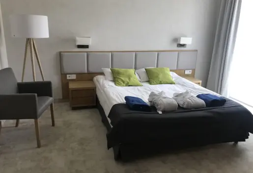 Pokój dwuosobowy z podwójnym łóżkiem.
