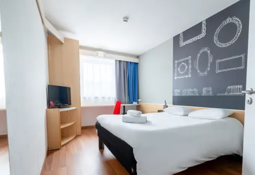 DOUBLE - pokój typu standard z 1 łóżkiem podwójnym dla 1 lub 2 osób