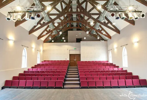 Sala teatralno -kinowo-konferencyja (widko ze sceny)