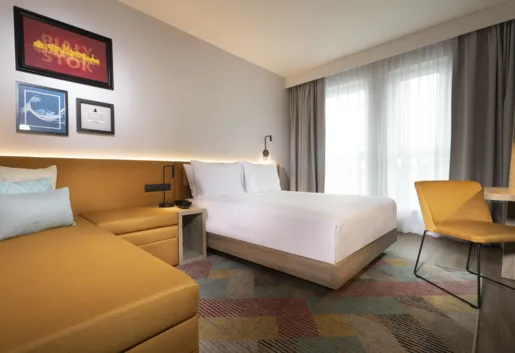 Pokój z łóżkiem Queen i sofą rozkładaną