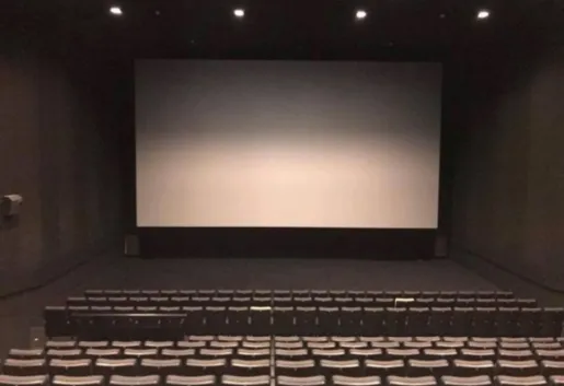 Nowoczesne ekrany w kinie na warszawskiej Pradze