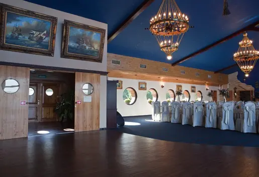 Sala restauracji uroczyście podkowa