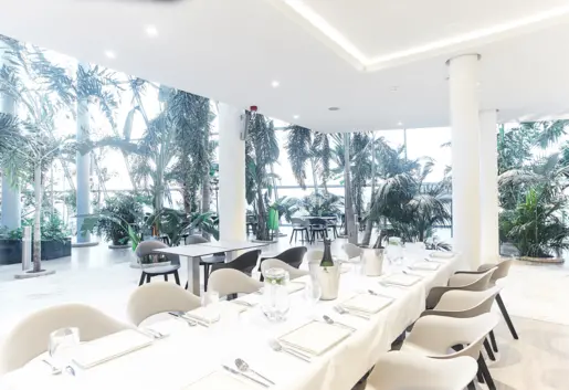 Restauracja w otoczeniu palm.